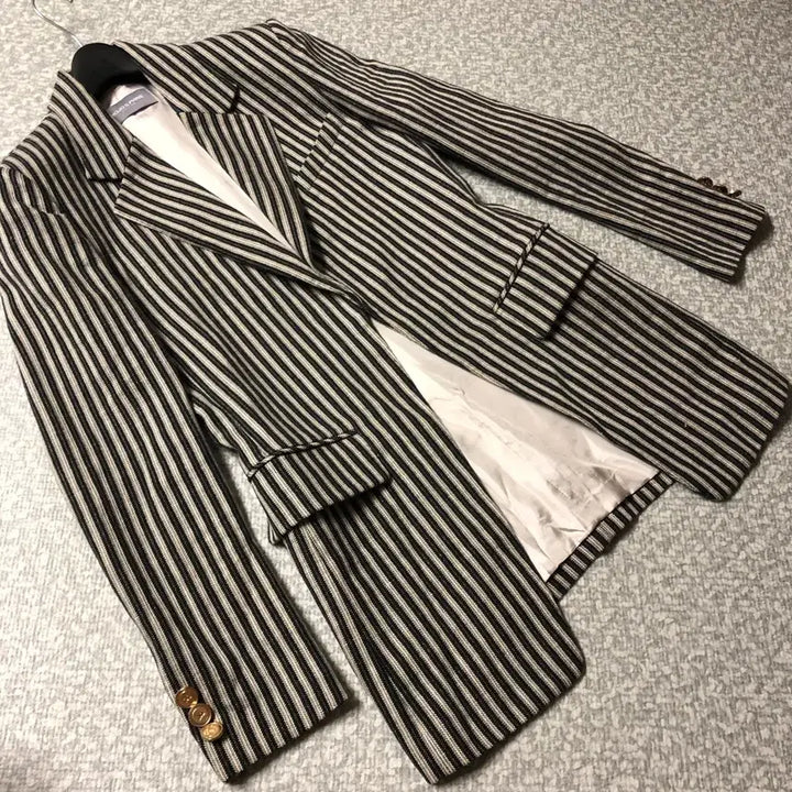 [SOLD OUT] 모조에스핀 금장 로고 단추 스트라이프 자켓 재킷 출근룩 올드머니룩