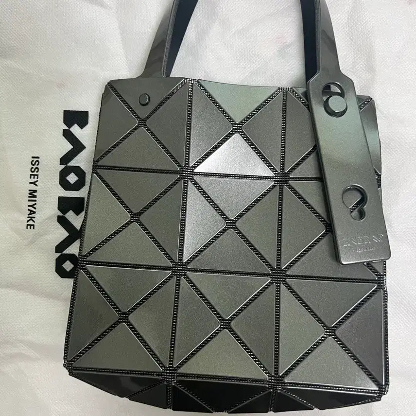 [SOLD OUT] 이세이미야케 바오바오 캐럿 백 미니 건메탈