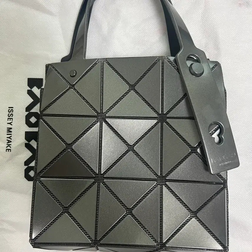 [SOLD OUT] 이세이미야케 바오바오 캐럿 백 미니 건메탈