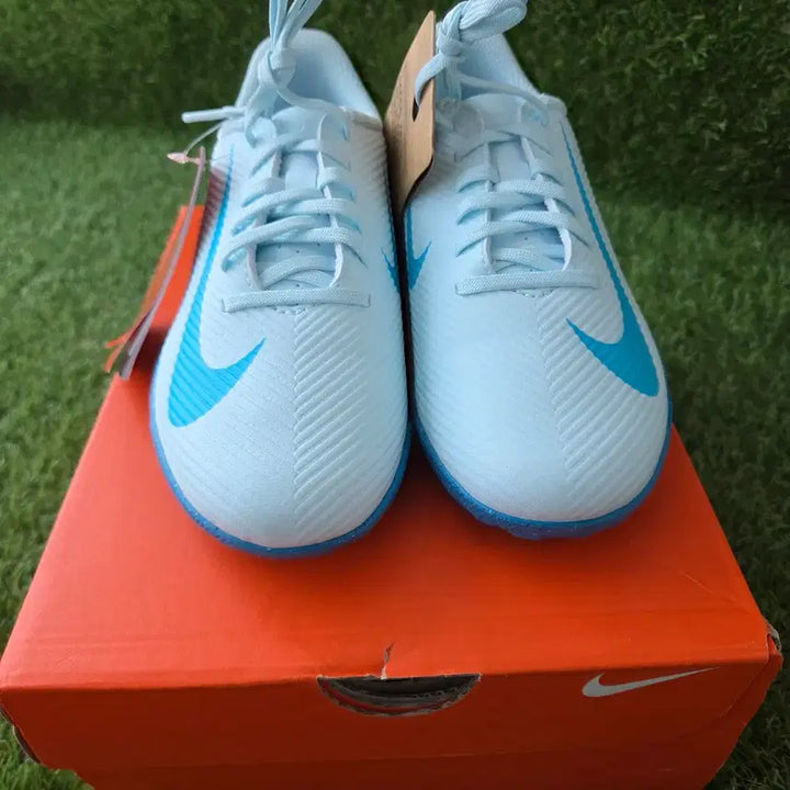 [BUNJANG] Nike Kids Futsal Soccer Shoes (Sky Blue) / 나이키 키즈 풋살화 축구화 하늘색 새상품