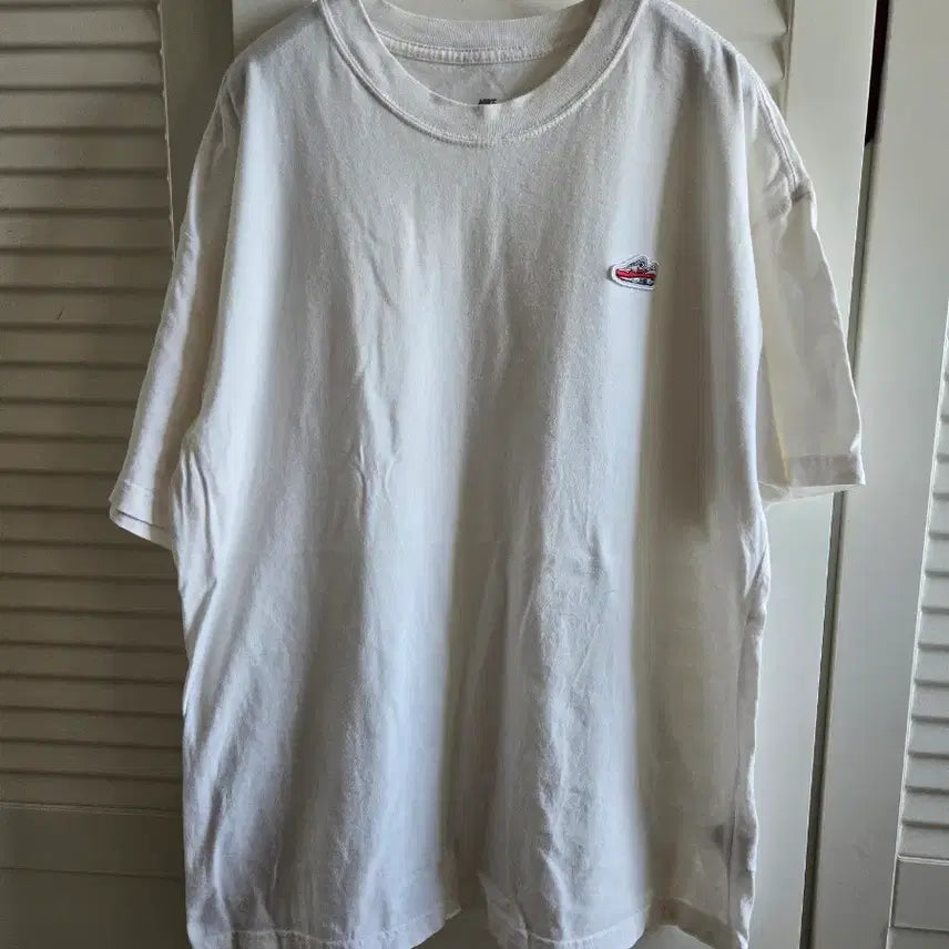 [BUNJANG] Nike White Embroidered T-shirt / 나이키 흰색 반팔 티셔츠 운동화 자수