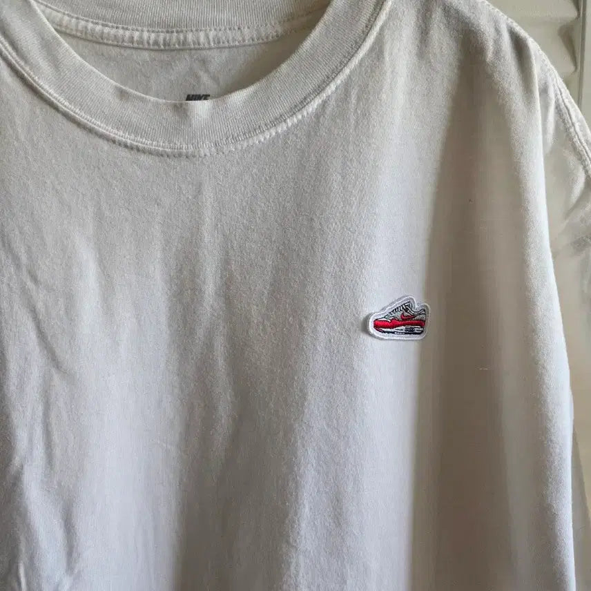 [BUNJANG] Nike White Embroidered T-shirt / 나이키 흰색 반팔 티셔츠 운동화 자수