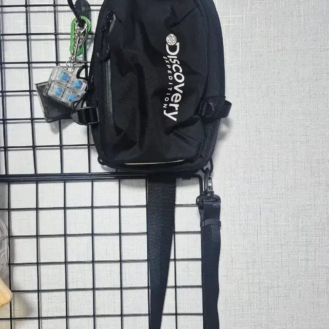 [SOLD OUT] 디스커버리 미니 힙색 슬링백 상태A급