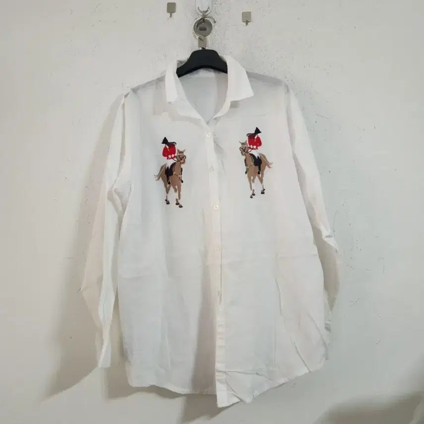 [BUNJANG] White Equestrian Embroidered Shirt / 화이트 승마 자수 셔츠