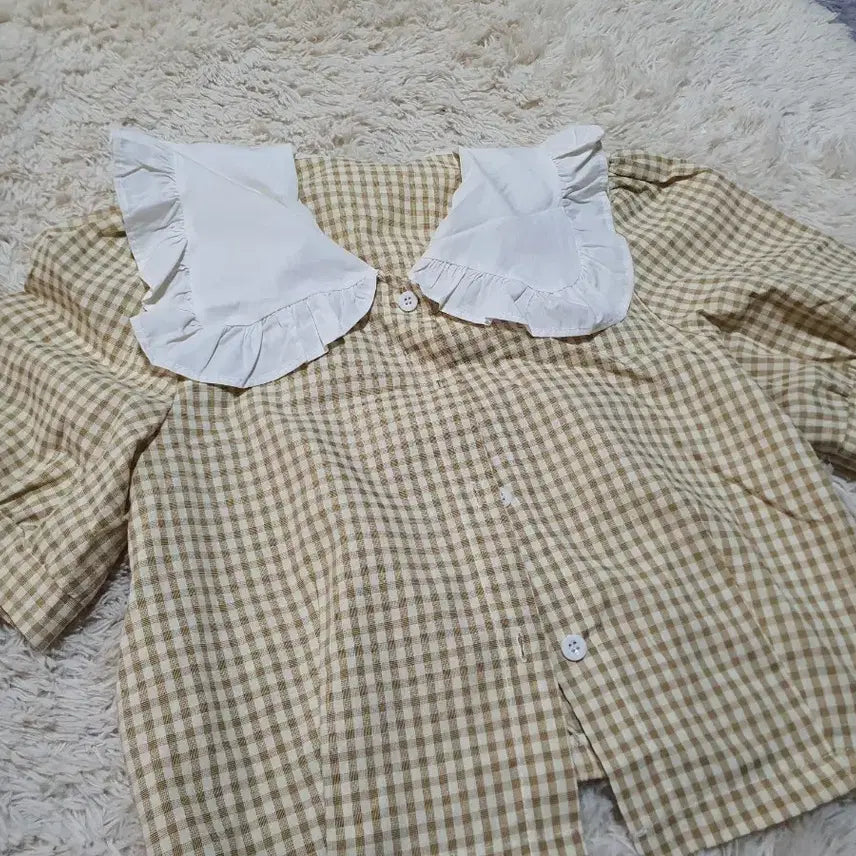 [SOLD OUT] 귀여운 체크 패턴에 프릴이 사랑스러운 블라우스예요. M사이즈로 편하게 입