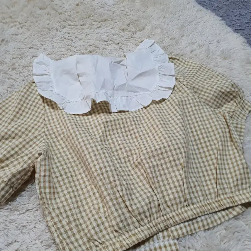 [SOLD OUT] 귀여운 체크 패턴에 프릴이 사랑스러운 블라우스예요. M사이즈로 편하게 입