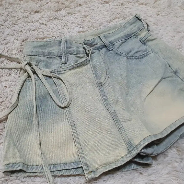 [BUNJANG] Vintage Light Wash Denim Skirt Pants with String Detail / 빈티지한 연청 색감의 데님 치마바지예요허리 양쪽에 스트링 디테일이 있어