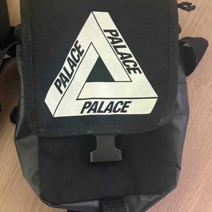 [BUNJANG] Palace Black Shoulder Bag Messenger Bag / 팔라스 블랙 숄더백 메신저백