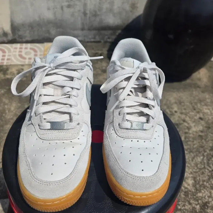 [SOLD OUT] 나이키 에어포스1 07 LV8 팬텀 라이트 스모키그레이 250 껌솔 상태