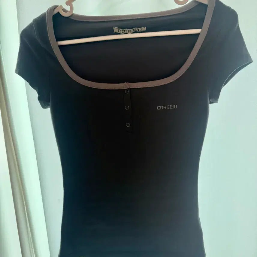 [BUNJANG] Coyseio Prong Snap Mini Logo Tee Ash Brown / coyseio 코이세이오 PRONG SNAP MINI LOGO TEE