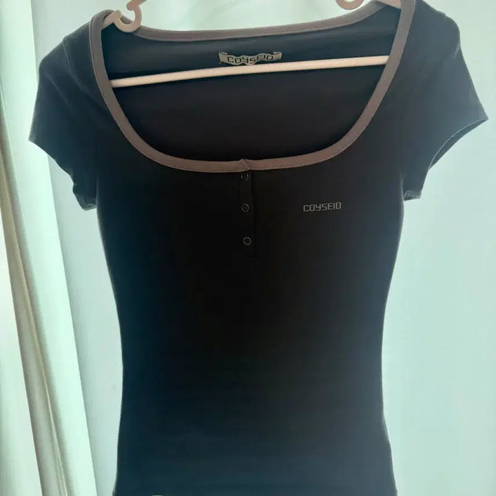 [BUNJANG] Coyseio Prong Snap Mini Logo Tee Ash Brown / coyseio 코이세이오 PRONG SNAP MINI LOGO TEE