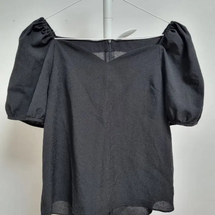 [BUNJANG] Black Puff Sleeve Blouse / 입술넥 퍼프 반팔 블라우스 블랙 어깨밴딩 여름블라우스 스퀘어넥