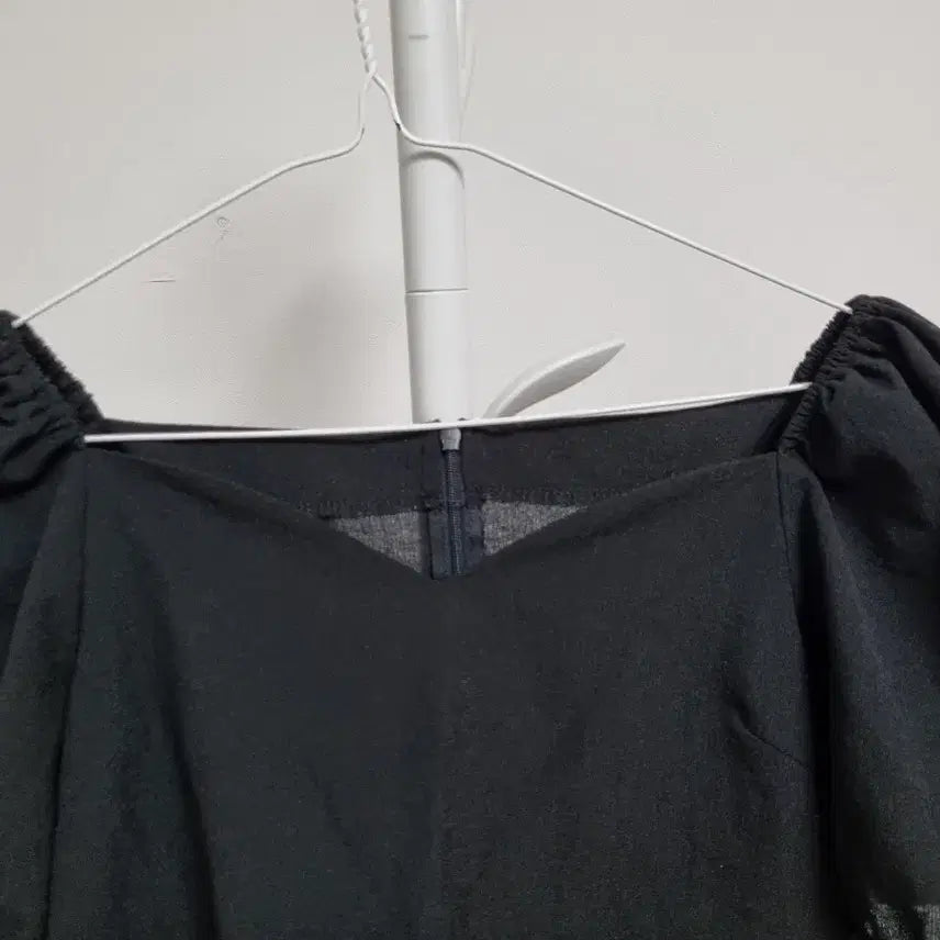 [BUNJANG] Black Puff Sleeve Blouse / 입술넥 퍼프 반팔 블라우스 블랙 어깨밴딩 여름블라우스 스퀘어넥