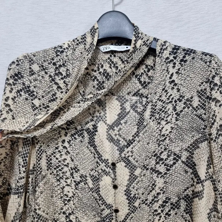 [BUNJANG] Zara Snake Print Tie Blouse / 자라 타이 블라우스 여55 ㅡ0427