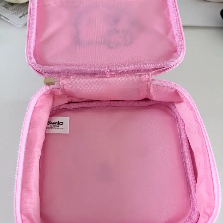 [BUNJANG] Sanrio Kitty Quilted Cosmetic Pouch / 산리오 키티 퀼트 화장품 파우치