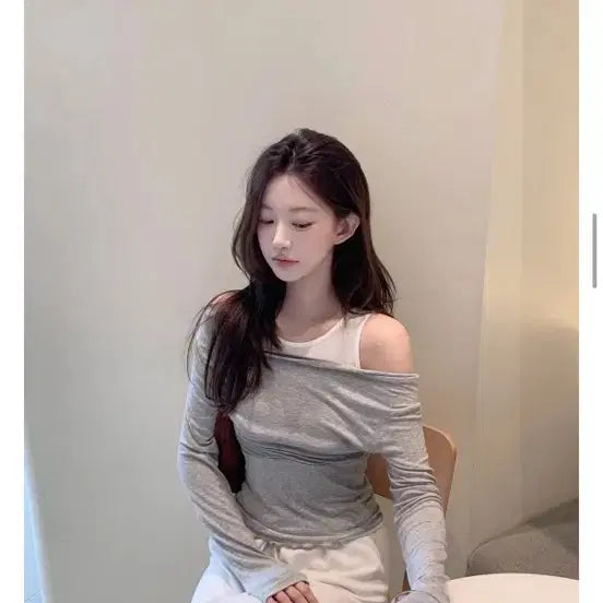 [BUNJANG] Zhenio Layered Long Sleeve Off-Shoulder T-Shirt / 제니오 페이 레이어드 롱슬리브 긴팔티 긴팔티셔츠 오프숄더