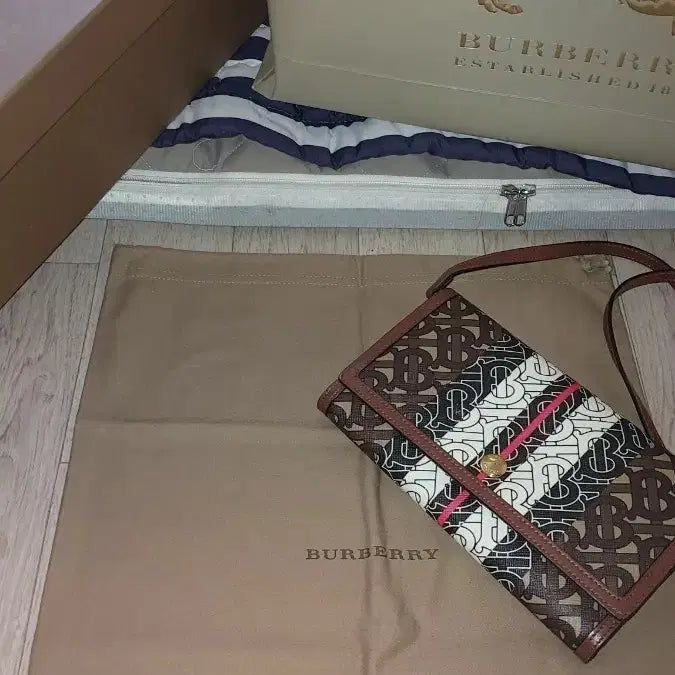 [BUNJANG] Burberry Monogram Stripe Crossbody Bag / 버버리 모노그램 스트라이프 크로스백