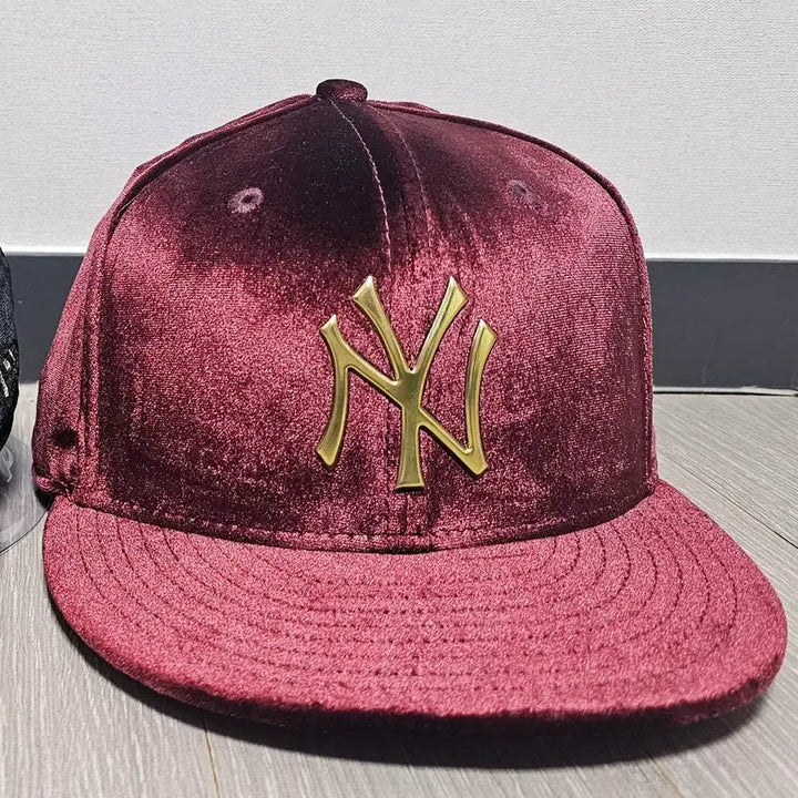[SOLD OUT] 뉴에라 뉴옥양키스 벨루어 스냅백 버건디(미디움라지)