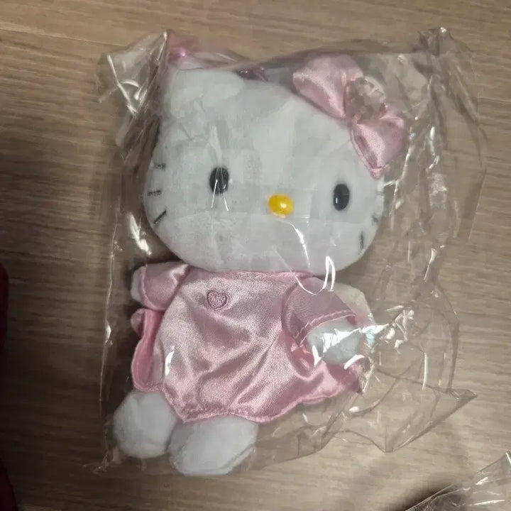 [BUNJANG] Sanrio Hello Kitty Yumemiru Angel Heart Carabiner Keychain (Tag Included) / 정품 헬로키티 유메미루 엔젤 하트카라비너 키링 택O
