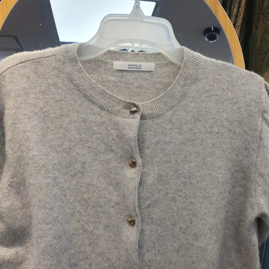 [BUNJANG] W.FOCUS Semi-Cropped Short-Sleeve Knit Cardigan with Heart Buttons / [상태최상] W.FOCUS 하트 버튼 반소매 니트 가디건 (세미크롭)