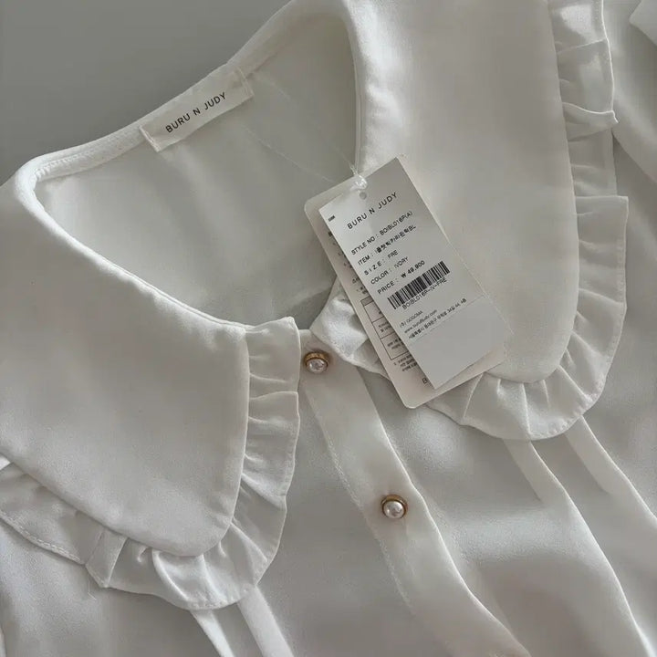 [BUNJANG] Bru &amp; Judy Collar Pearl Button Blouse / [부루앤쥬디] 부루앤쥬디 카라 진주단추 블라우스 새상품