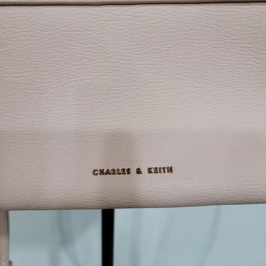 [BUNJANG] Charles &amp; Keith Crossbody Bag / 찰스앤키스 연핑크 크로스백