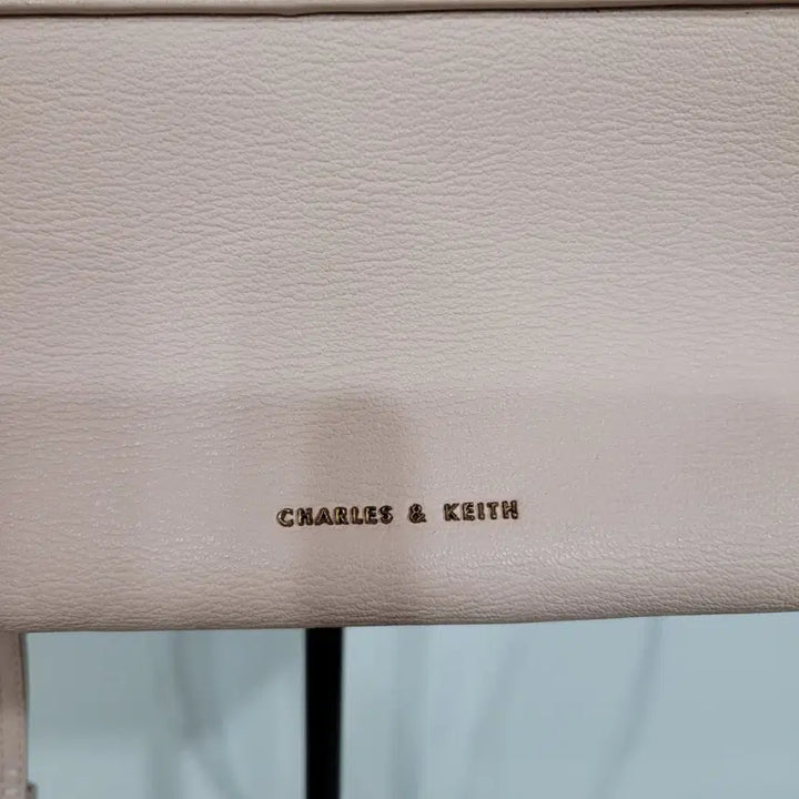 [BUNJANG] Charles &amp; Keith Crossbody Bag / 찰스앤키스 연핑크 크로스백
