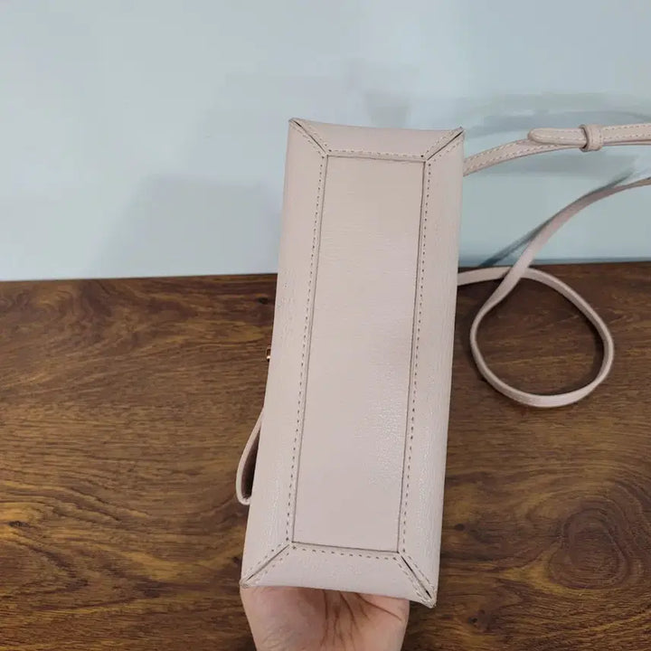 [BUNJANG] Charles &amp; Keith Crossbody Bag / 찰스앤키스 연핑크 크로스백