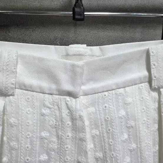 [BUNJANG] 라온 뮤제라 ,  펀칭 자수   V 자 핀턱 반바지  S,  거의 새상품 / 라온 뮤제라 ,  펀칭 자수   V 자 핀턱 반바지  S,  거의 새상품