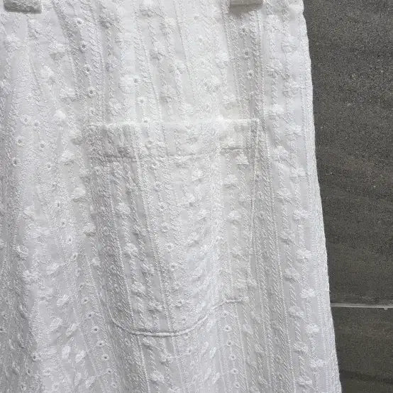 [BUNJANG] 라온 뮤제라 ,  펀칭 자수   V 자 핀턱 반바지  S,  거의 새상품 / 라온 뮤제라 ,  펀칭 자수   V 자 핀턱 반바지  S,  거의 새상품