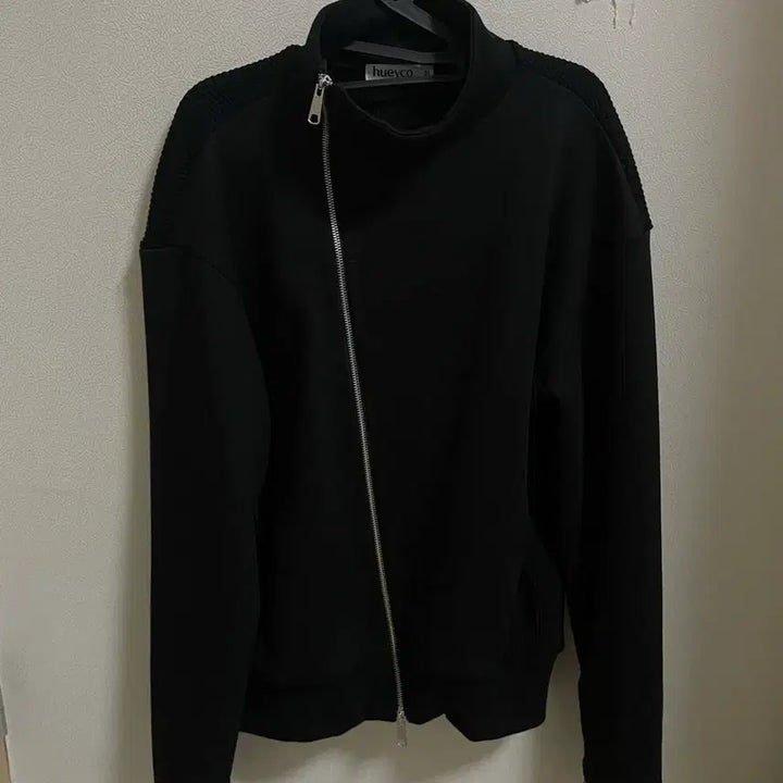 [BUNJANG] Huey Diagonal Zipper Track Top Black (Size 1) / 휴이 사선 지퍼 트랙탑 블랙(1사이즈)