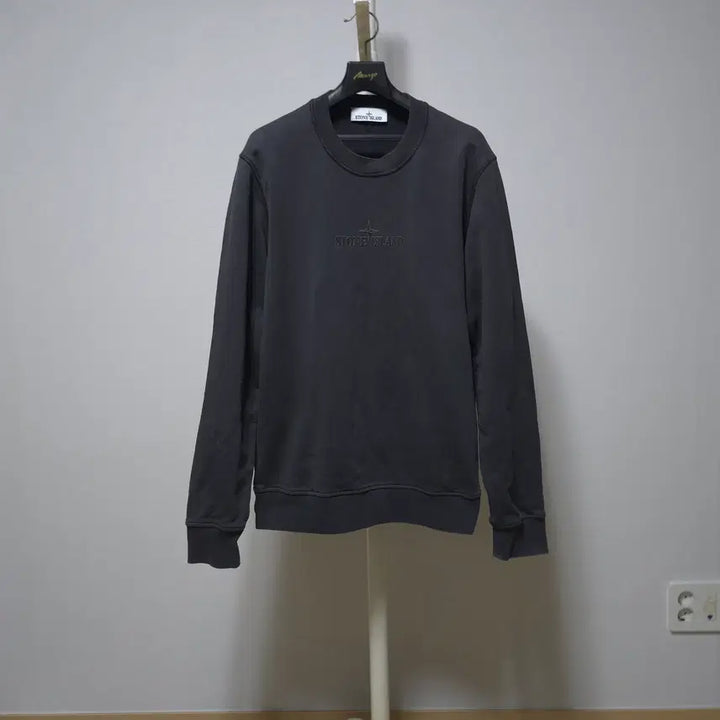 [BUNJANG] Stone Island Logo Cotton Crewneck Sweatshirt / (100) 스톤아일랜드 로고 코튼 크루넥 스웨트셔츠 맨투맨 (2024)