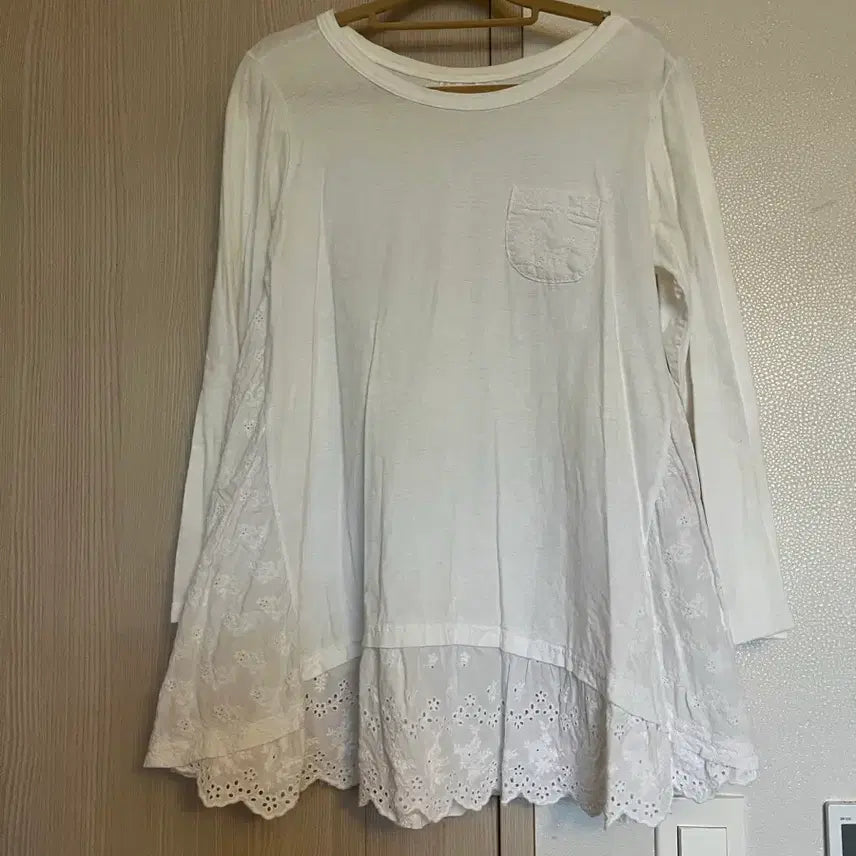 [BUNJANG] White Embroidered Lace Hem Long T-Shirt / 프리싸이즈 사랑스러운 화이트 자수 레이스 헴 롱 티셔츠