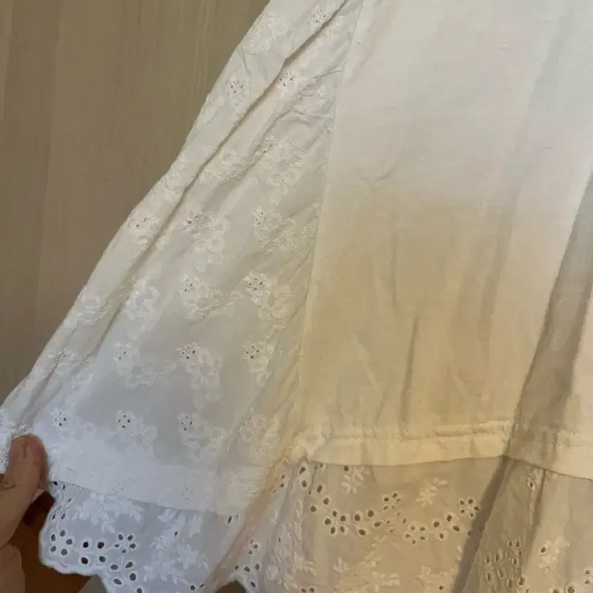 [BUNJANG] White Embroidered Lace Hem Long T-Shirt / 프리싸이즈 사랑스러운 화이트 자수 레이스 헴 롱 티셔츠