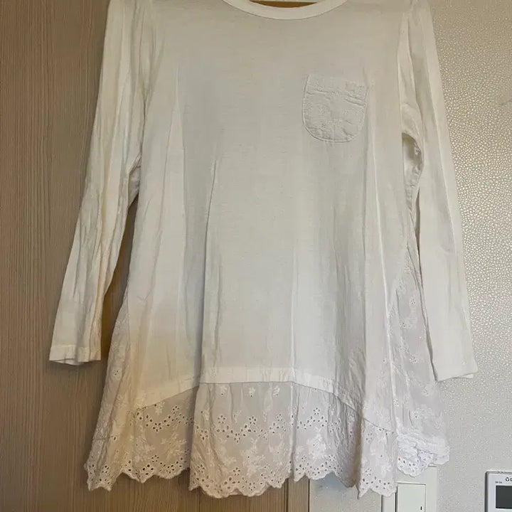 [BUNJANG] White Embroidered Lace Hem Long T-Shirt / 프리싸이즈 사랑스러운 화이트 자수 레이스 헴 롱 티셔츠