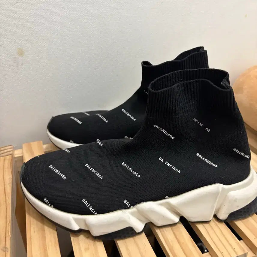 [SOLD OUT] 발렌시아가 스피드러너 블랙 36