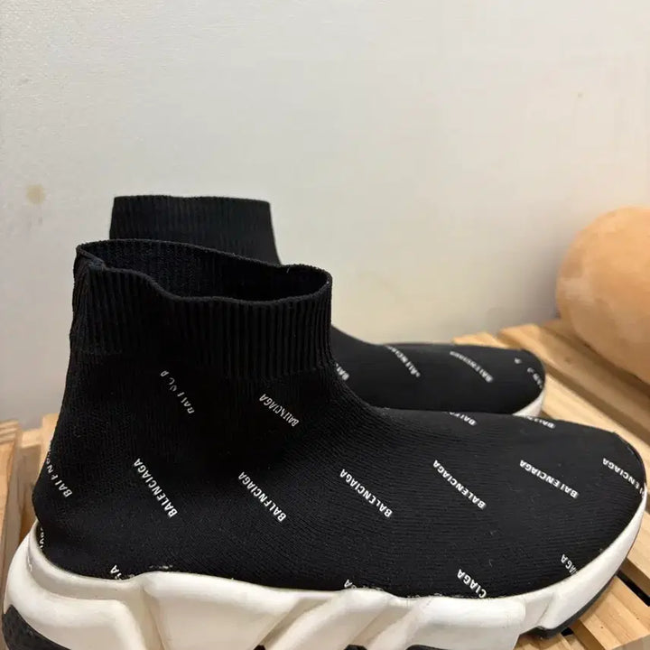 [SOLD OUT] 발렌시아가 스피드러너 블랙 36