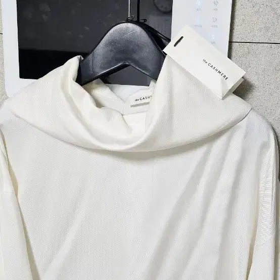 [BUNJANG] The Cashmere Silk Blend Mock Neck Top / 더캐시미어 실크 블렌드 모크넥 탑