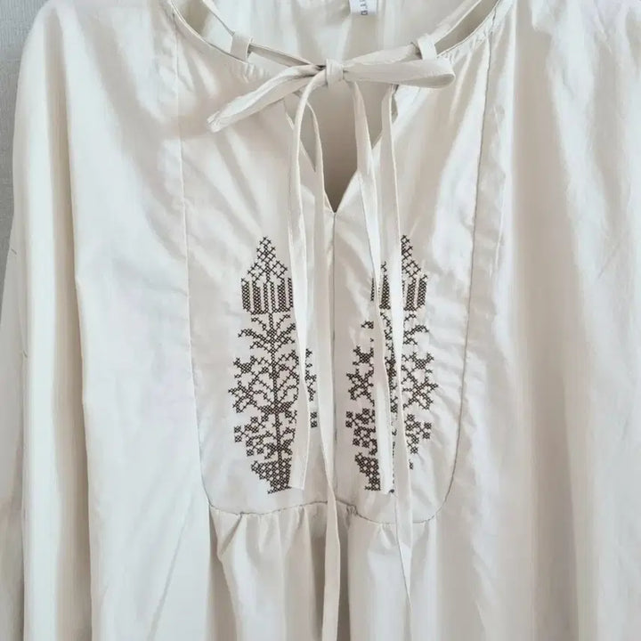 [BUNJANG] Embroidered Ethnic Blouse / 자수 에스닉 블라우스