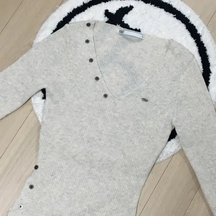 [SOLD OUT] 보헤미안서울 버튼 브이넥 니트