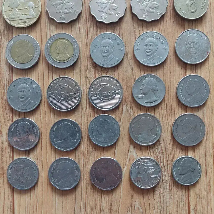 [BUNJANG] Foreign Coin Collection Bundle (Thailand, Hong Kong, USA, Japan, Philippines, etc.) with 25mm Coin Capsules / 외국 동전  (태국, 홍콩, 미국,일본, 필리핀 등)