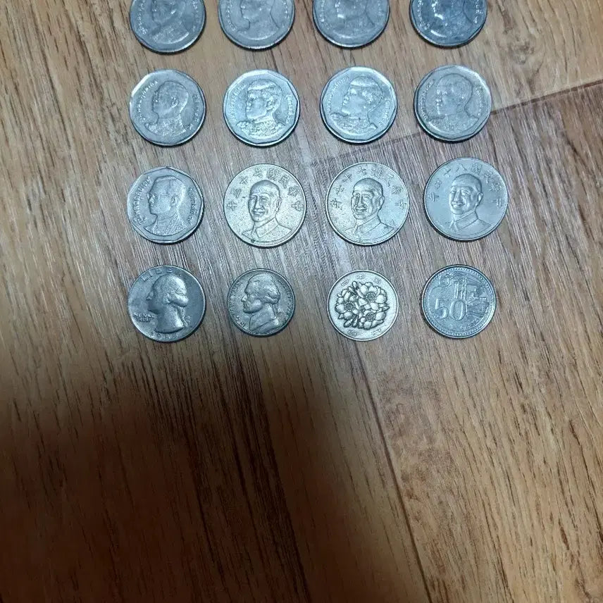 [BUNJANG] Foreign Coin Collection Bundle (Thailand, Hong Kong, USA, Japan, Philippines, etc.) with 25mm Coin Capsules / 외국 동전  (태국, 홍콩, 미국,일본, 필리핀 등)