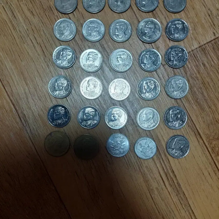 [BUNJANG] Foreign Coin Collection Bundle (Thailand, Hong Kong, USA, Japan, Philippines, etc.) with 25mm Coin Capsules / 외국 동전  (태국, 홍콩, 미국,일본, 필리핀 등)