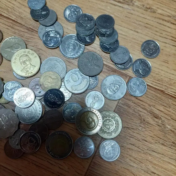 [BUNJANG] Foreign Coin Collection Bundle (Thailand, Hong Kong, USA, Japan, Philippines, etc.) with 25mm Coin Capsules / 외국 동전  (태국, 홍콩, 미국,일본, 필리핀 등)