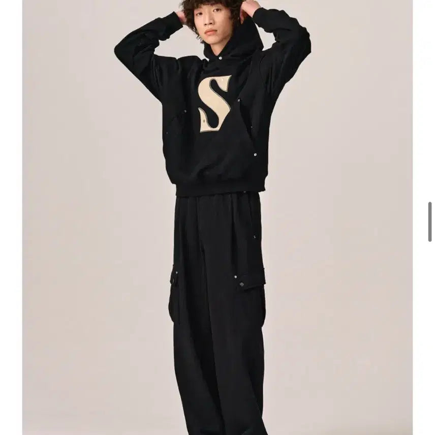 [BUNJANG] Setter Rivet Applique Pocket Logo Hoodie / 세터 리벳 아플리케 포켓 로고 후드 블랙