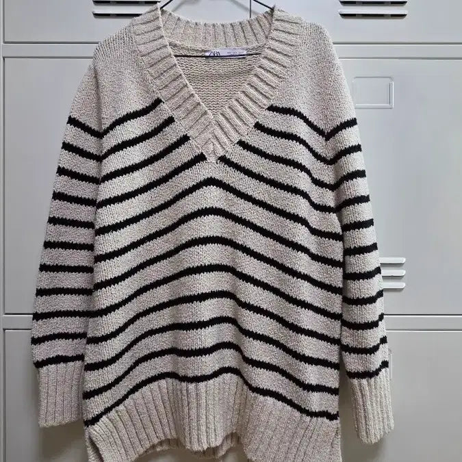 [BUNJANG] Zara Striped V-Neck Knit - Size S / zara 자라 스트라이프 브이넥 니트 - S