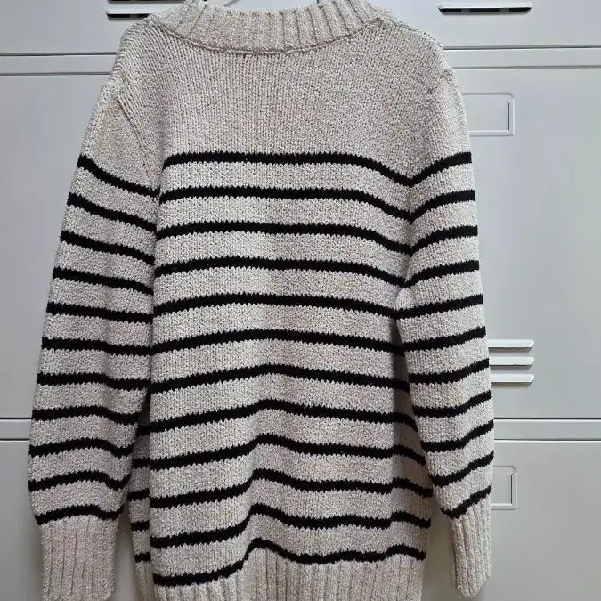 [BUNJANG] Zara Striped V-Neck Knit - Size S / zara 자라 스트라이프 브이넥 니트 - S