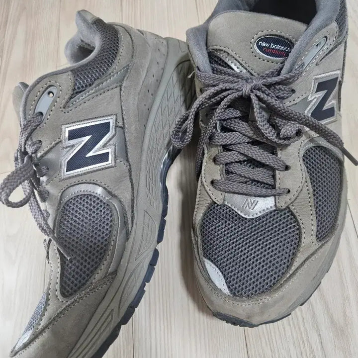 [BUNJANG] New Balance 2002 Grey Sneakers / 뉴발란스 2002 회색 운동화