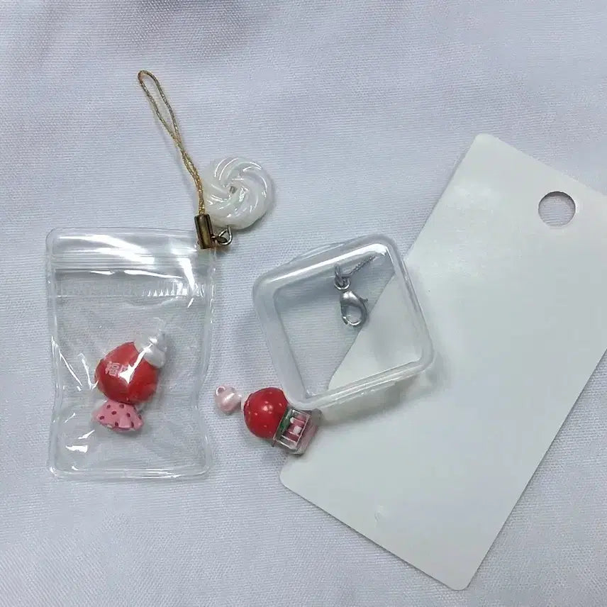 [BUNJANG] Vintage Sanrio Hello Kitty TochiGi Condensed Milk Kitty Strap Keychain Bundle Set / 고전 헬로키티 토치기 연유 딸기 키티스트랩 키링 일괄 양도