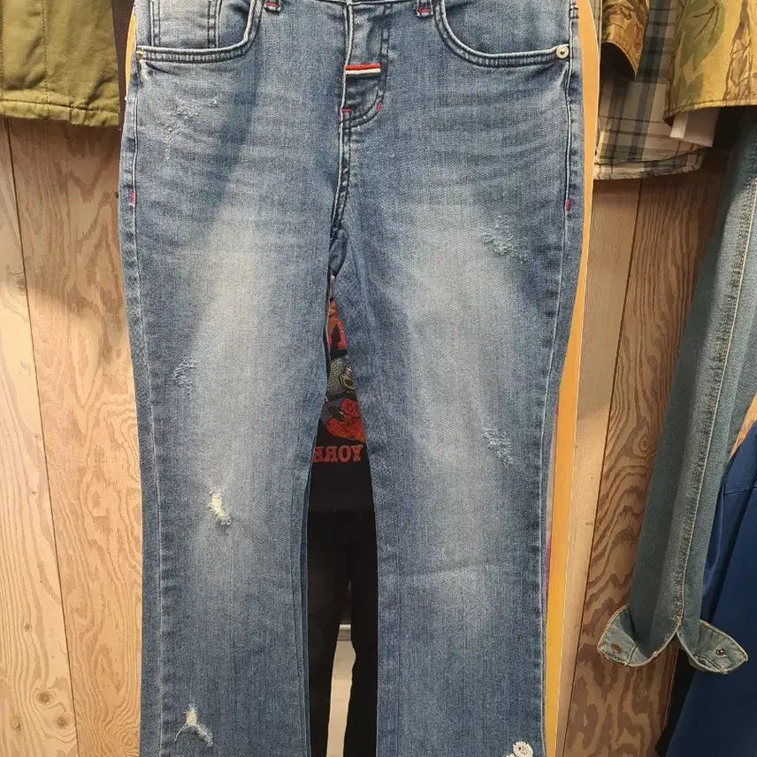 [BUNJANG] K&amp;J Embroidered Detail Stretch Cut-off Denim Jeans (Size 55) / [상태최상] K&amp;J 하우스 자수 포인트 스판 컷오프 데님 (55)